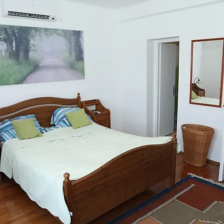 Sunnyside Apartment *